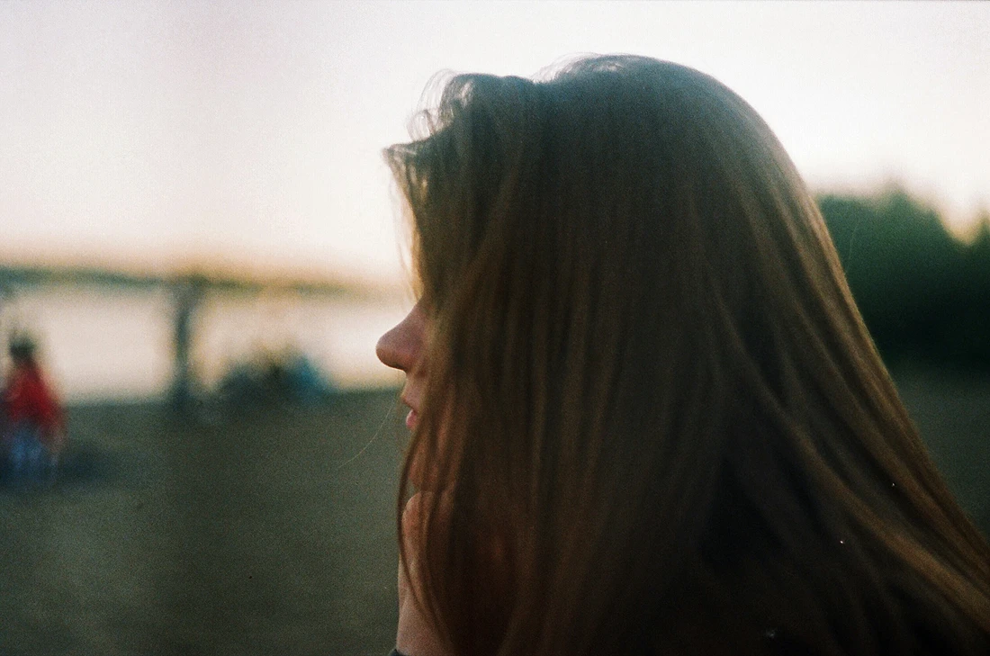 woman looking at the horrizon